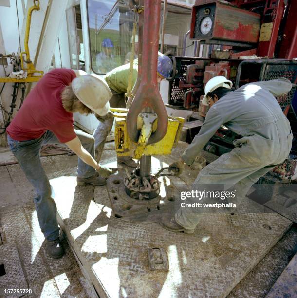 pulling pipe - oil worker stock pictures, royalty-free photos & images