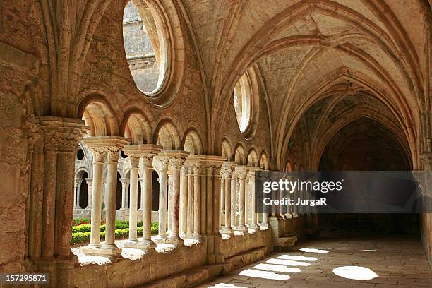 fontfroide abbey, francia - claustro fotografías e imágenes de stock