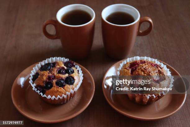 homemade strawberry-blueberry muffins - kuchenstück stock-fotos und bilder