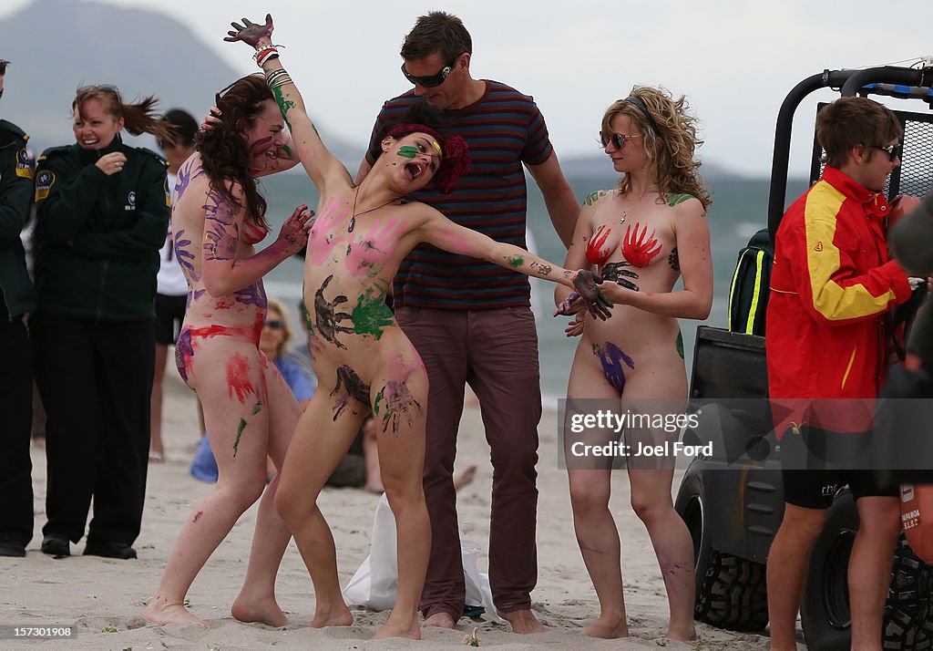 Kiwis Attempt Skinny Dip World Record