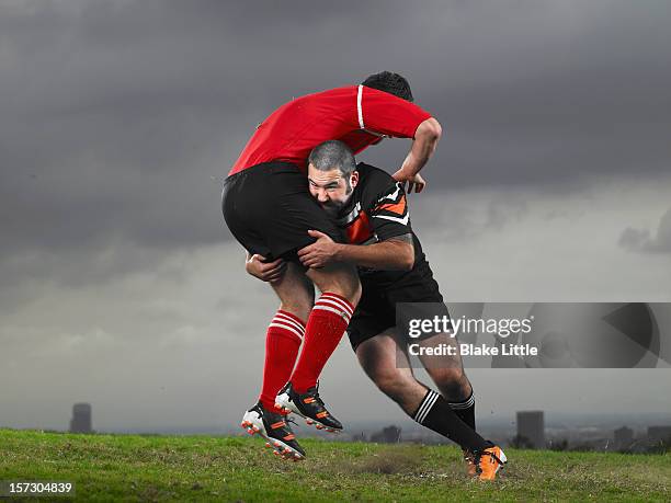 rugby tackle. - rugby - fotografias e filmes do acervo