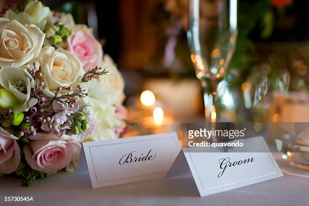 braut und bräutigam platzkarten mit bouquet für hochzeitsempfang - wedding table setting stock-fotos und bilder