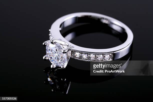 anello di diamanti - gioielli foto e immagini stock
