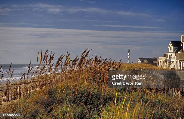 scenic view of cape hatteras lighthouse and the ocean - north carolina lighthouse stockfoto's en -beelden