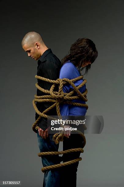 pareja joven luchando comprometidos con cordón - amarrado fotografías e imágenes de stock