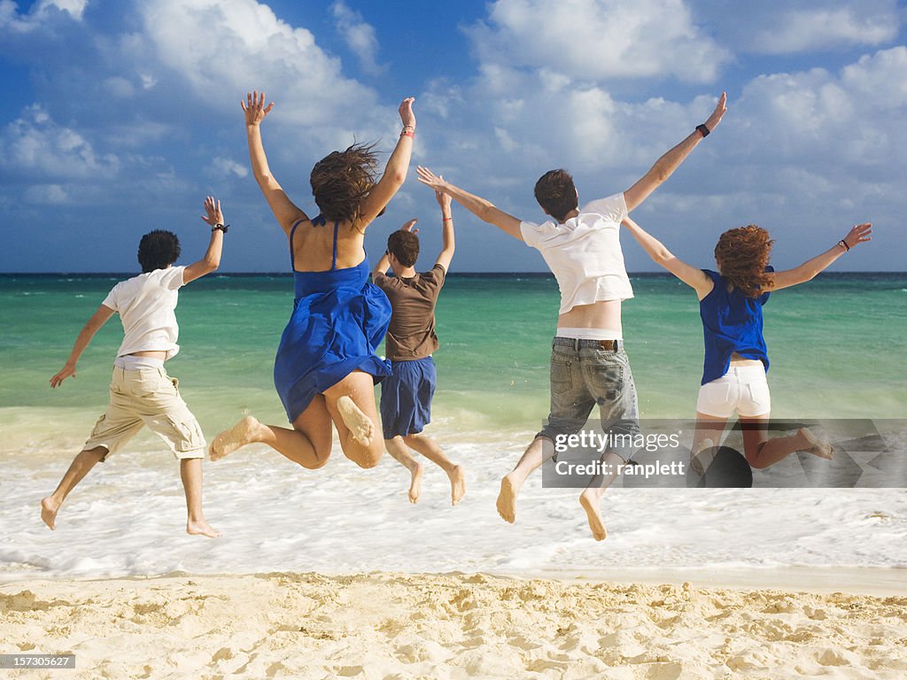 Glückliche Freunde am Strand