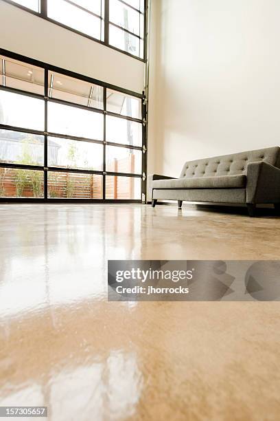 moderna sala de estar con elegante piso de concreto - shiny fotografías e imágenes de stock