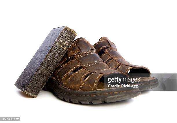 bíblia e calçados - sandal - fotografias e filmes do acervo