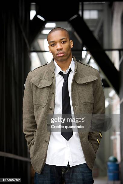afrikanische amerikanische jungen männliches model in städtische downtown - fashion male model shaved young stock-fotos und bilder