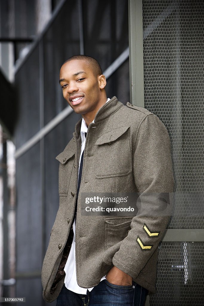 Americano africano macho joven modelo posando en el centro de la moda en chaqueta de