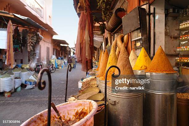 shop with spices on the street in marrakesh - marrakech spice stockfoto's en -beelden