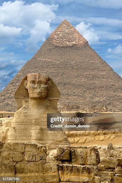 great sphinx of giza against the great pyramid, giza, egypt - gizeh stockfoto's en -beelden