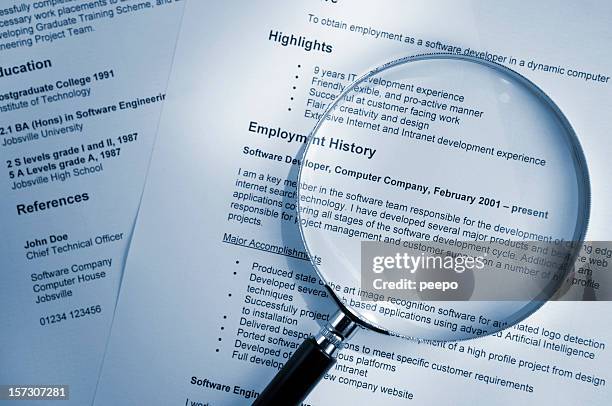 magnifying glass on resume - cv bildbanksfoton och bilder