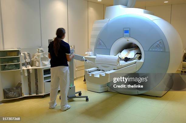 worker using the magnetic resonance imaging scan - mri machine stockfoto's en -beelden