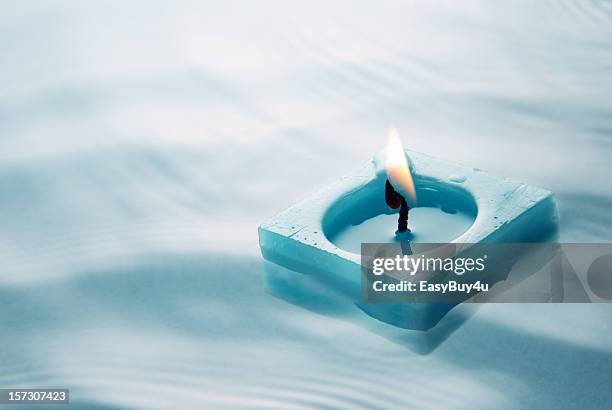 schwimmkerze - blue candle stock-fotos und bilder