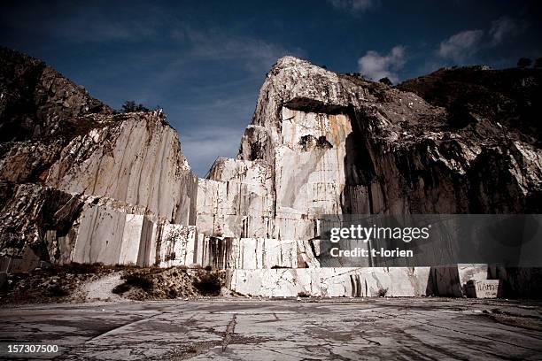 印象的な大理石のクォーリー - marble quarry ストックフォトと画像