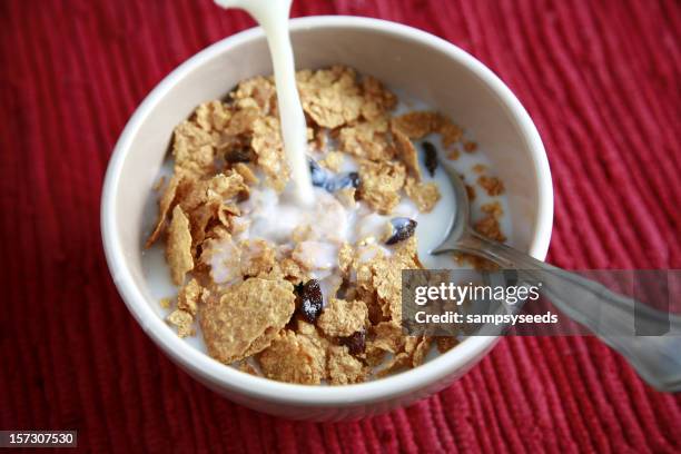 herzhaftes frühstück - bowl of cornflakes stock-fotos und bilder