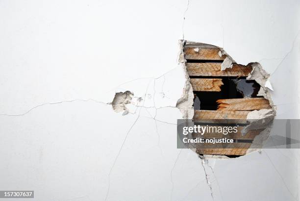 cracked plaster, drywall and wood of a home's white wall - damaged 個照片及圖片檔