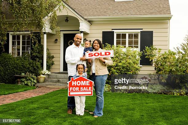 familia con vende casa - family in front of home fotografías e imágenes de stock