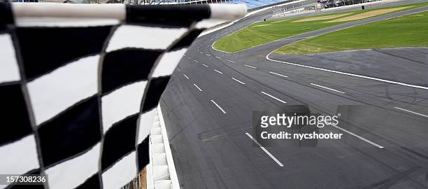 zielflagge und motor speedway - checkered flag stock-fotos und bilder