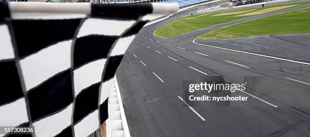 checkered flag and motor speedway - finale wedstrijd stockfoto's en -beelden