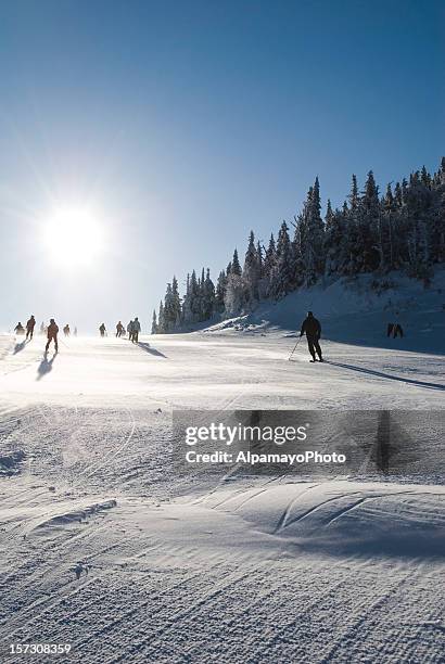 tôt le matin-je ski - mont tremblant photos et images de collection