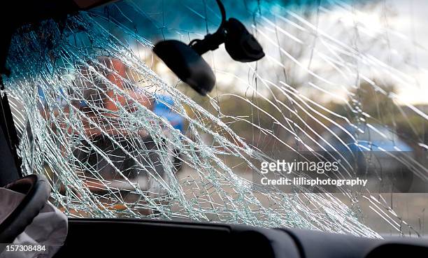 broken windschutzscheibe autounfall alkohol am steuer unfall - broken windshield stock-fotos und bilder