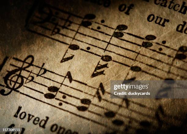 música grunge notas primer plano - libro-de-himnos fotografías e imágenes de stock