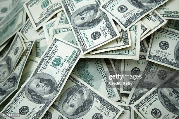 argent de pile de billets de 100 $ - stack photos et images de collection