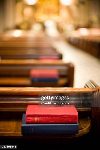 gebetszeiten buchen sie - kirchenbank stock-fotos und bilder