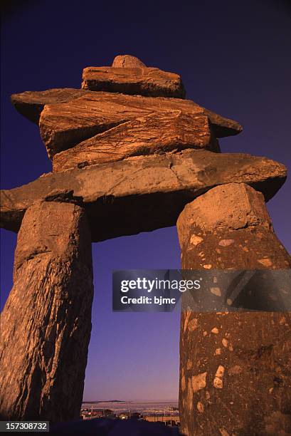 inukshuk in rankin inlet (inuksuk) - inukshuk stock pictures, royalty-free photos & images