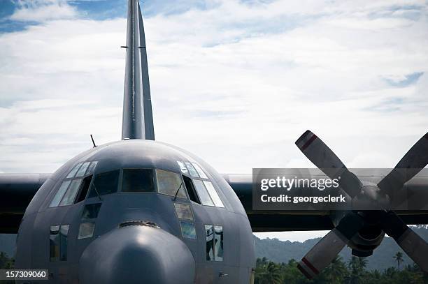 mighty hercules - militair vliegtuig stockfoto's en -beelden