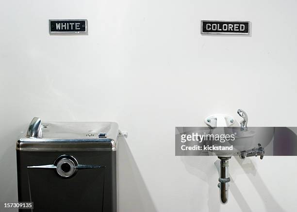 隔離される水の噴水 - racism ストックフォトと画像