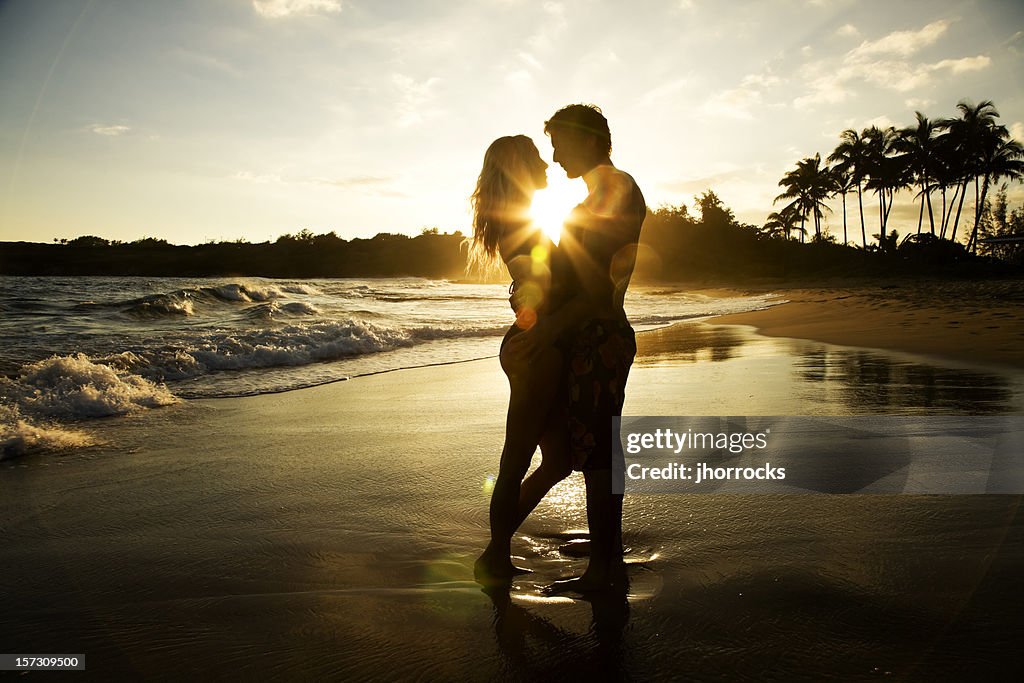 Romantisches Paar bei Sonnenuntergang
