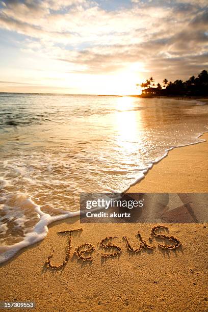 jesús escrito en la arena - the passion of jesus fotografías e imágenes de stock