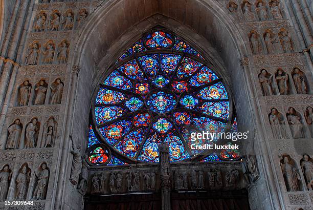 vitrales de ventana de vidrio en la catedral de reims, francia - reims cathedral fotografías e imágenes de stock