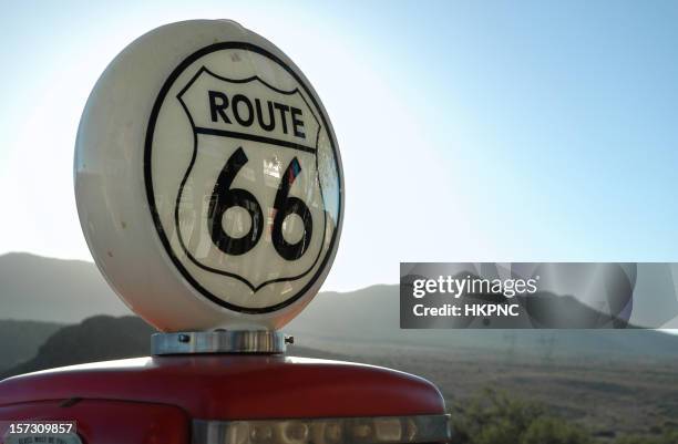 vintage benzin pumpe route 66 - route 66 stock-fotos und bilder