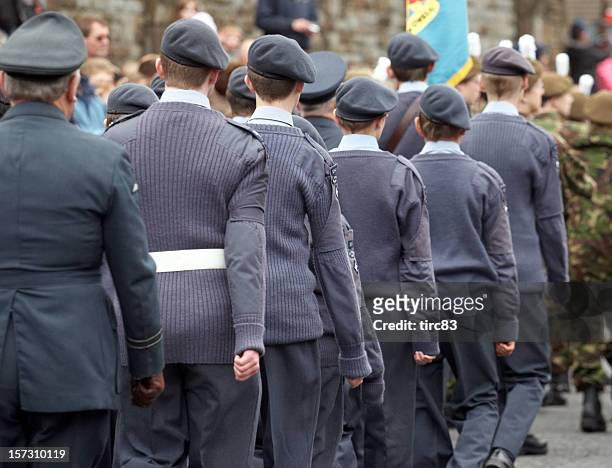 marchando cadets de la fuerza aérea - ejército británico fotografías e imágenes de stock