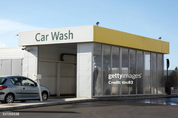 entering the car wash - car wash stockfoto's en -beelden