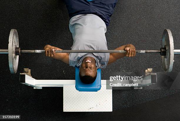 weightlifter auf eine hantelbank - bench press stock-fotos und bilder