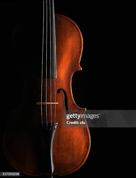 violine auf schwarzem hintergrund - klassische musik stock-fotos und bilder