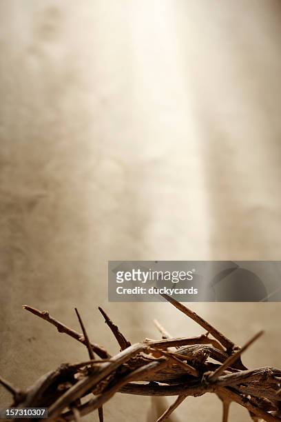 crown of thorns background - dirty easter stock pictures, royalty-free photos & images
