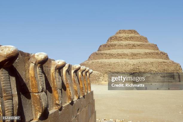 stufenpyramide in sakkara - egyptian tomb stock-fotos und bilder