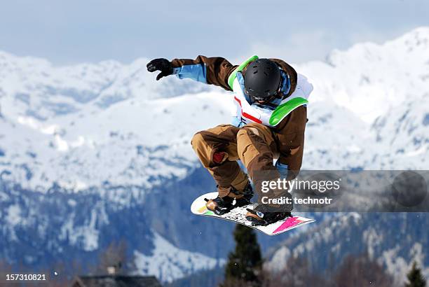 nieve de la competencia - slalom skiing fotografías e imágenes de stock