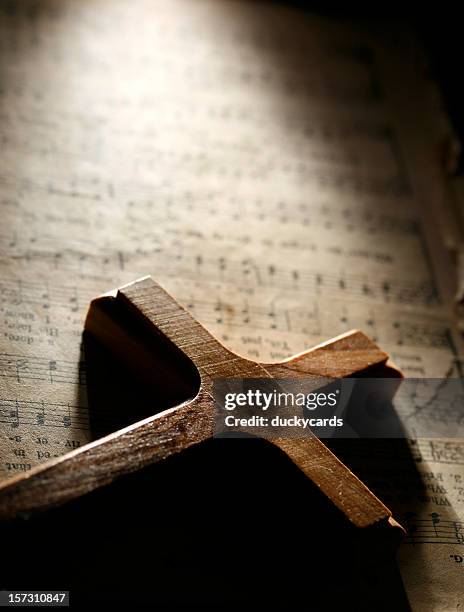 cruce y viejo libro de himnos - libro-de-himnos fotografías e imágenes de stock