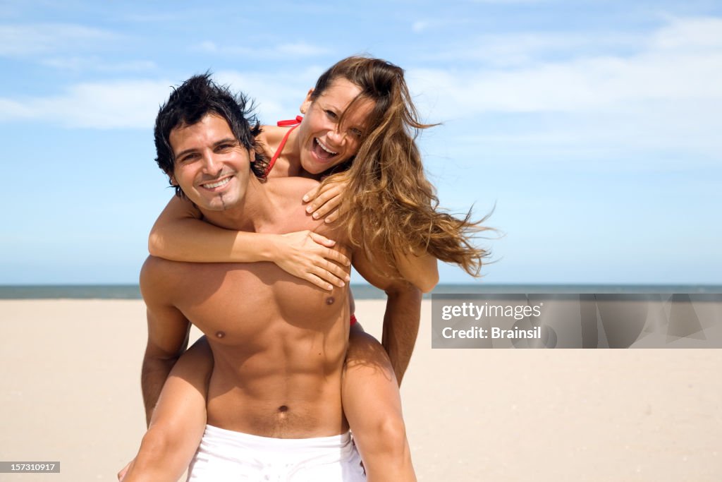 Heureux Couple appréciant l'été sur la plage