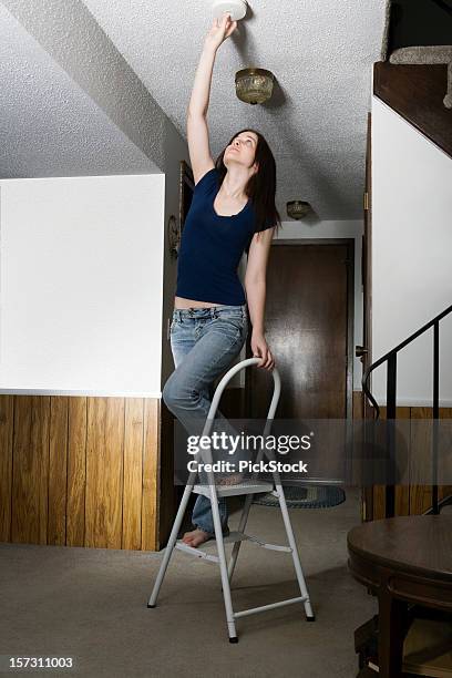 revise el detector de humo - escalera plegable fotografías e imágenes de stock