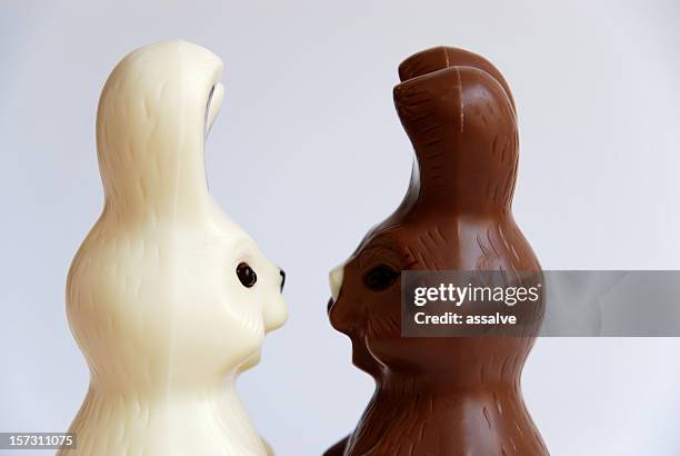 schwarze und weiße ostern hasen-seitenansicht - osterhase schokolade stock-fotos und bilder