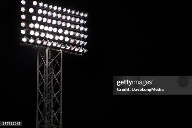 match de nuit - illuminé par projecteur photos et images de collection