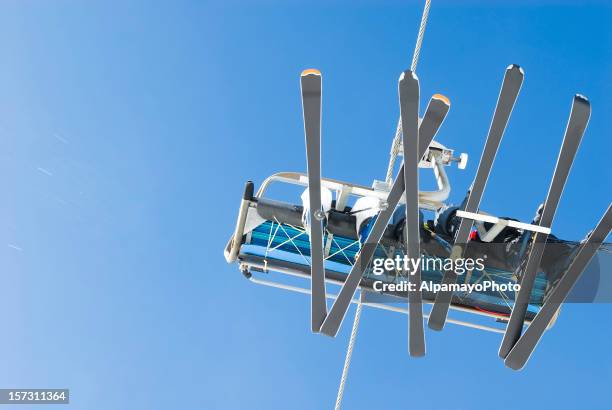 sur le télésiège (télésiège)-ii - mont tremblant photos et images de collection